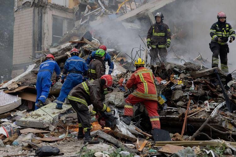 Macerie dopo il maxi attacco a kiev - (Afp)