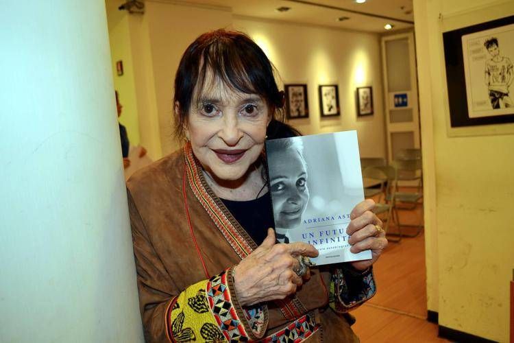 Adriana Asti, morta la grande attrice di teatro e cinema: aveva 94 anni