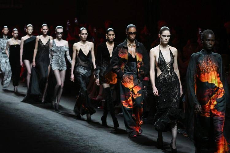 La parata finale dello show di Roberto Cavalli per la fall-winter 2025/2026 (Ipa-Fotogramma) 