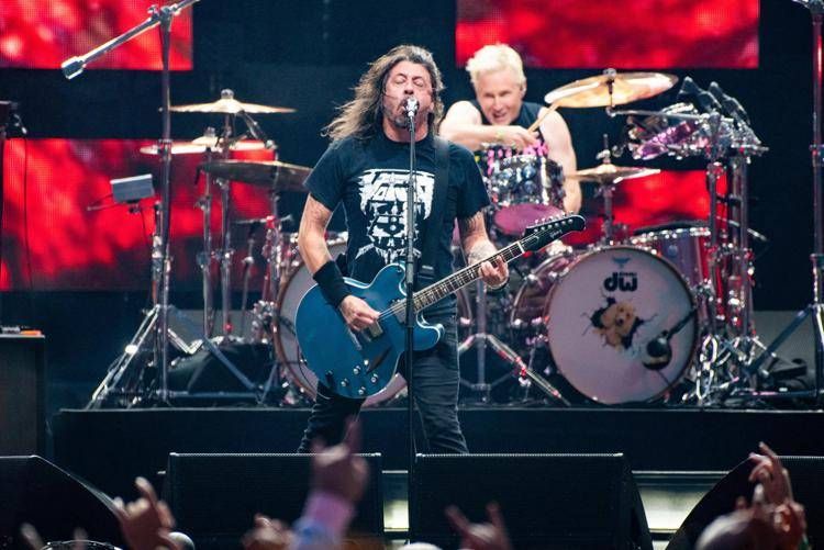 I Foo Fighters sul palco, con Josh Freese alla batteria dietro Dave Grohl (Ipa/Fotogramma)