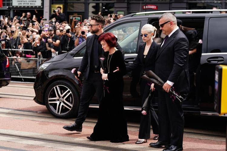 Birmingham, la famiglia Osbourne addolorata durante il corteo funebre di Ozzy - Ipa
