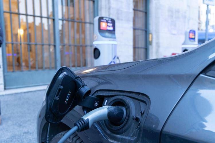 Auto elettriche, da settembre 600 milioni di incentivi per comprarle: ecco come