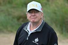 Donald Trump nel suo golf club in Scozia - Afp