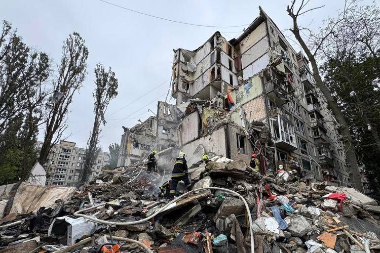 Macerie a Kiev dopo il maxi attacco russo - Afp