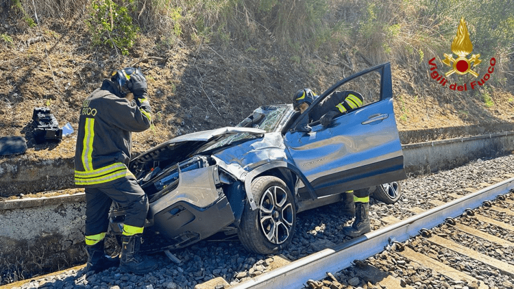 Auto finisce sulla linea ferroviaria, illesa la conducente