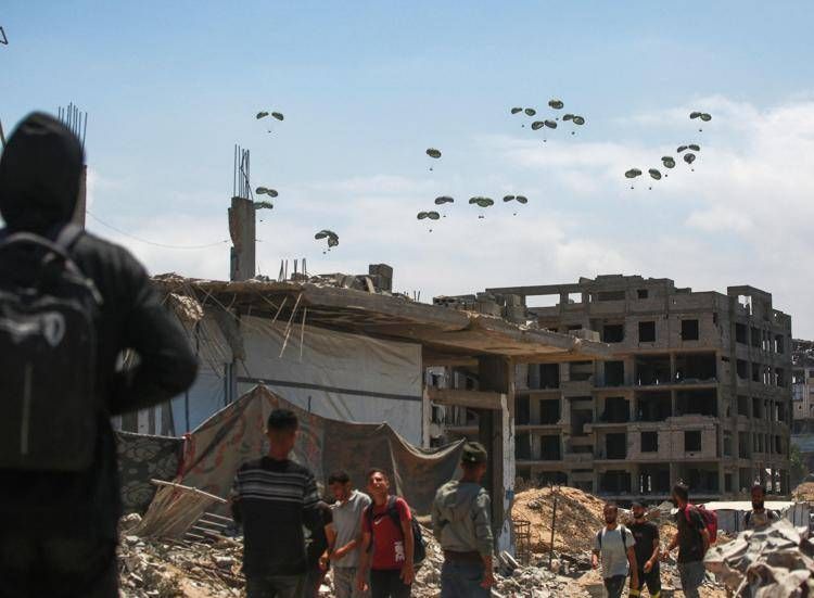 Lancio di aiuti umanitari su Gaza (Afp)