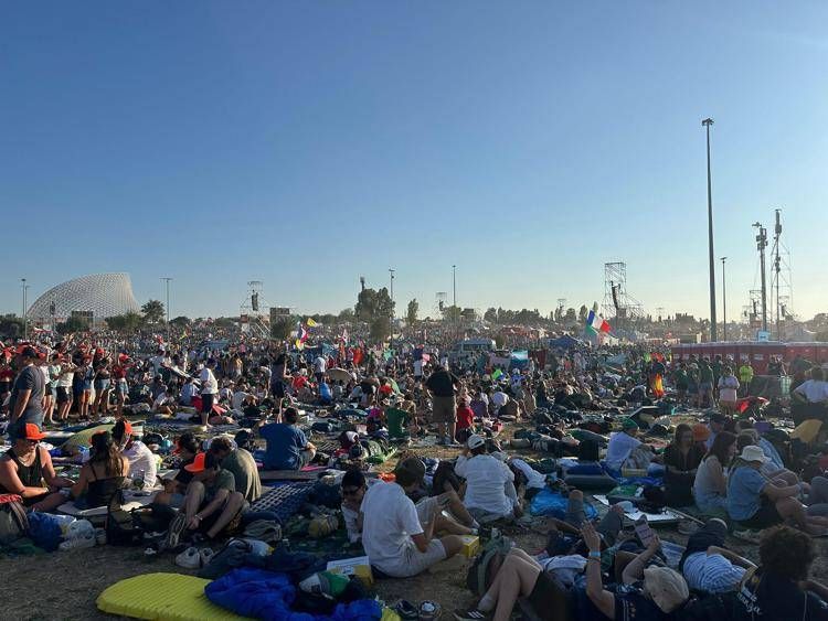 Giubileo giovani, bagno di folla per il Papa a Tor Vergata. Verso il milione di pellegrini