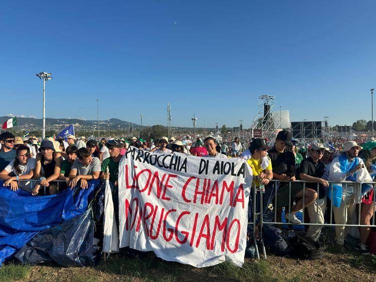 Giubileo giovani, striscione a Tor Vergata: "Se Leone chiama, noi ruggiamo"