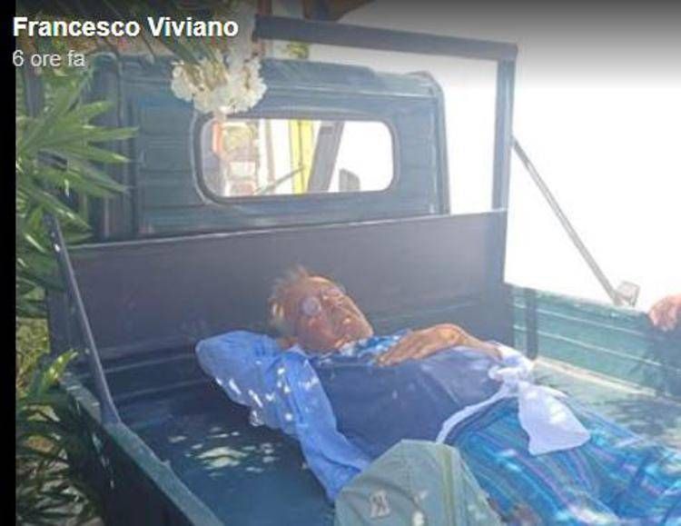 Stromboli, si frattura il femore ma non c'è ambulanza: trasportato in motoape