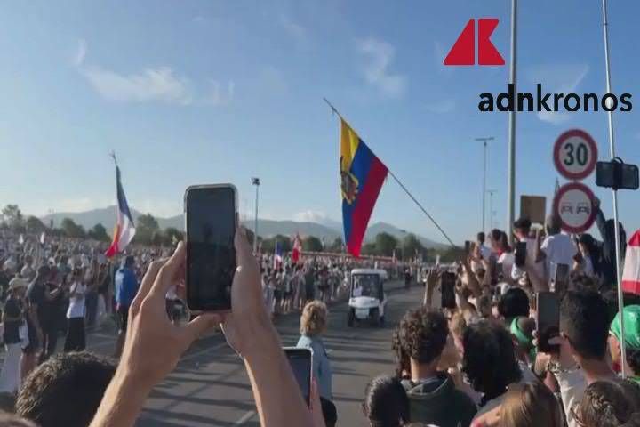 Leone al Giubileo dei giovani, bagno di folla e cori da stadio per il corteo in papamobile