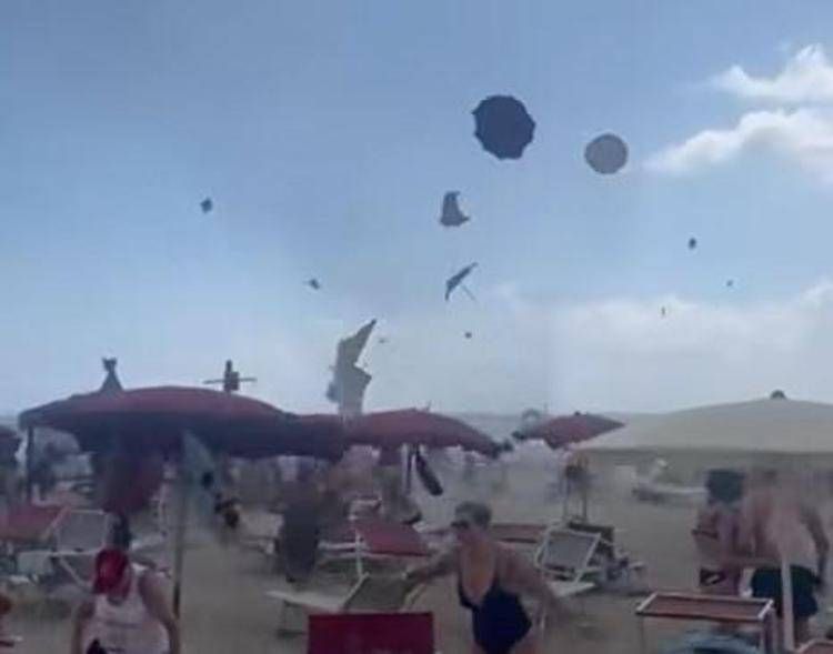 Tromba d'aria a Maccarese, il testimone: "Panico e ombrelloni scaraventati in cielo"