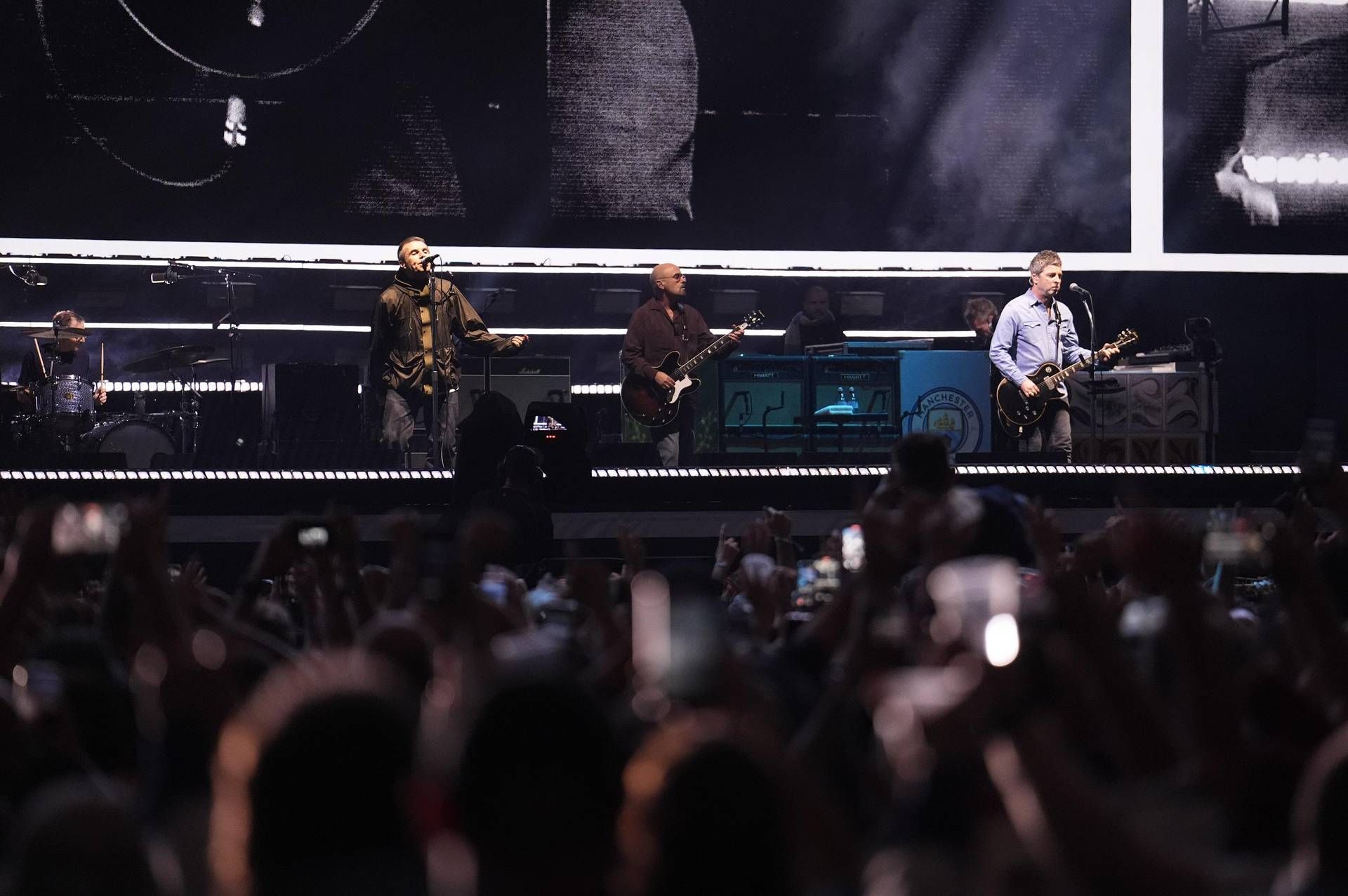 Oasis, tragedia al concerto a Wembley: fan precipita dalla tribuna e muore