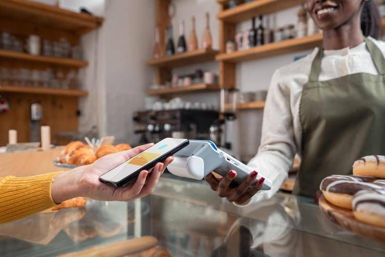 Carte elettroniche, aumenta uso in vacanza: 10 consigli su come non cadere in trappola