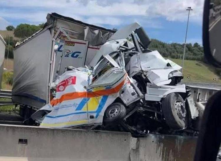 Incidente A1, chi sono le vittime dello schianto con il tir tra Arezzo e Valdarno