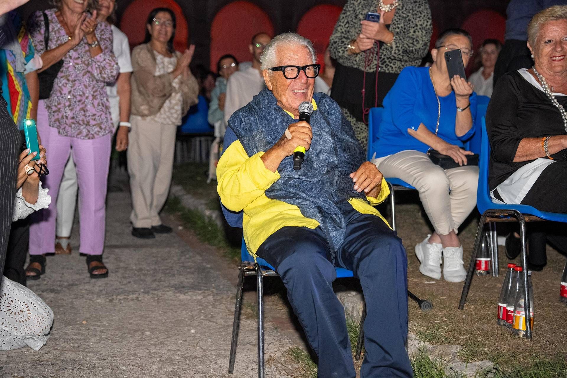 Standing ovation per Peppino di Capri che canta a sorpresa per il pubblico dell'isola