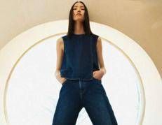 Un look della capsule pre-fall 2025 di H&M
