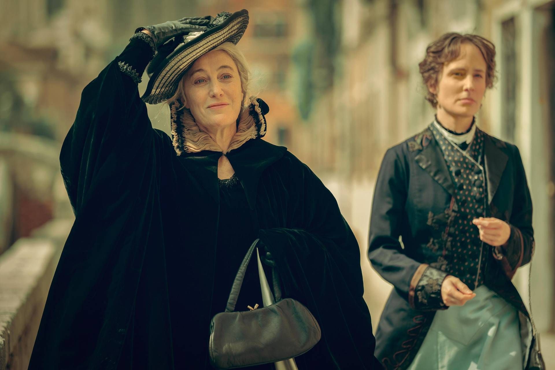 'Duse', il trailer del film con Valeria Bruni Tedeschi in concorso alla Mostra del Cinema di Venezia