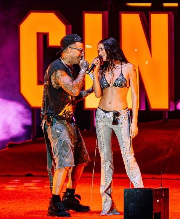 Sfera Ebbasta, düet için ayakta alkışlanan, elodie ile ayakta alkışlayan Gelibolu aşamasını iltihaplandırıyor