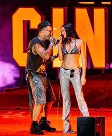 Sfera Ebbasta infiamma il palco di Gallipoli, standing ovation per il duetto con Elodie