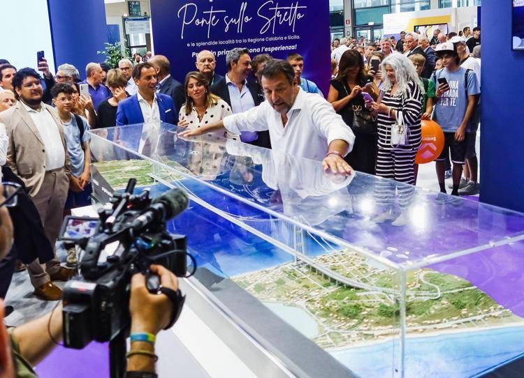 Salvini e il plastico del Ponte sullo Stretto nel 2024 al Meeting di Rimini - Fotogramma /Ipa