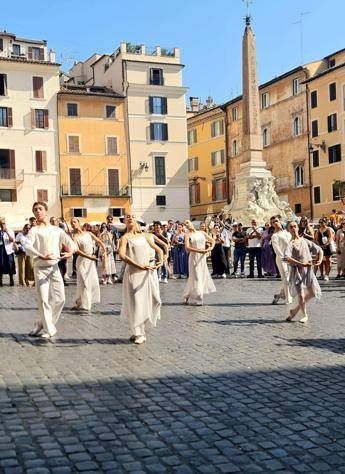 'Mai più Hiroshima', il Balletto di Roma sulla piazza del Pantheon