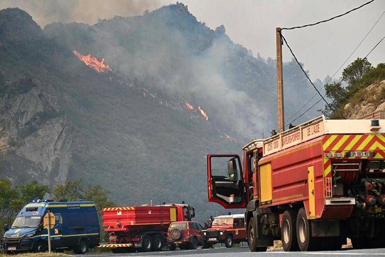 Maxi incendio nel sud della Francia, è massima allerta: donna morta nell'Aude