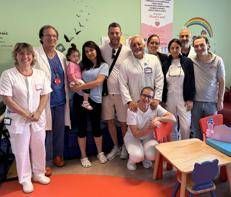 L'équipe che ha operato la bimba con la  famiglia della piccola paziente