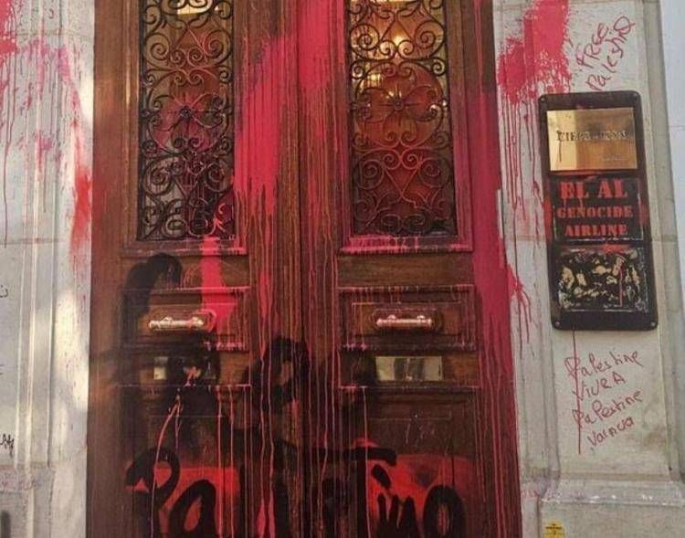 L'ingresso degli uffici parigini della compagnia aerea nazionale israeliana El Al vandalizzata
