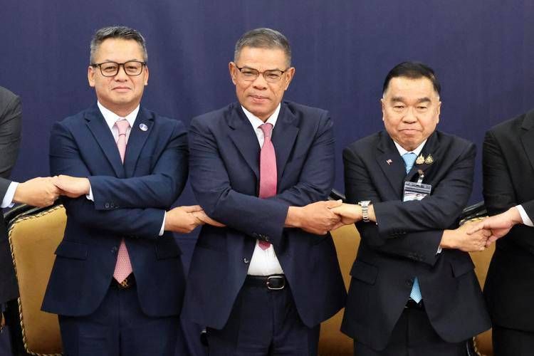 Il viceministro della Difesa thailandese Nattaphon Narkphanit, il ministro dell'Interno malese Saifuddin Nasution Ismail e il ministro della difesa cambogiano  Tea Seiha - Afp