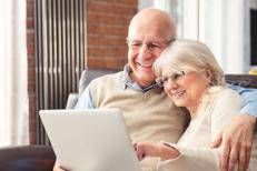 Coppia di anziani legge pc