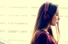 Una donna ascolta la musica 