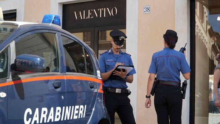 Roma, furto nella boutique Valentino in pieno centro: rubate 30 borse