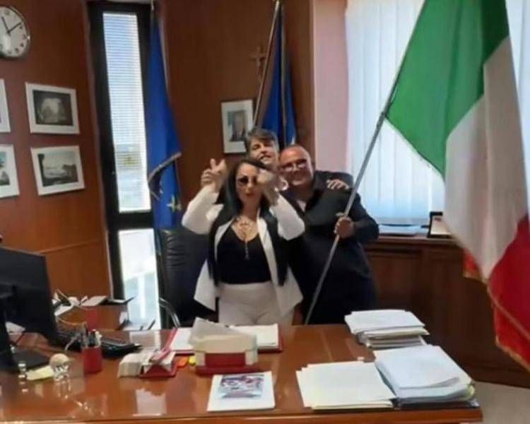 La titoker Rita De Crescenzo alla Regione Campania, bufera per video