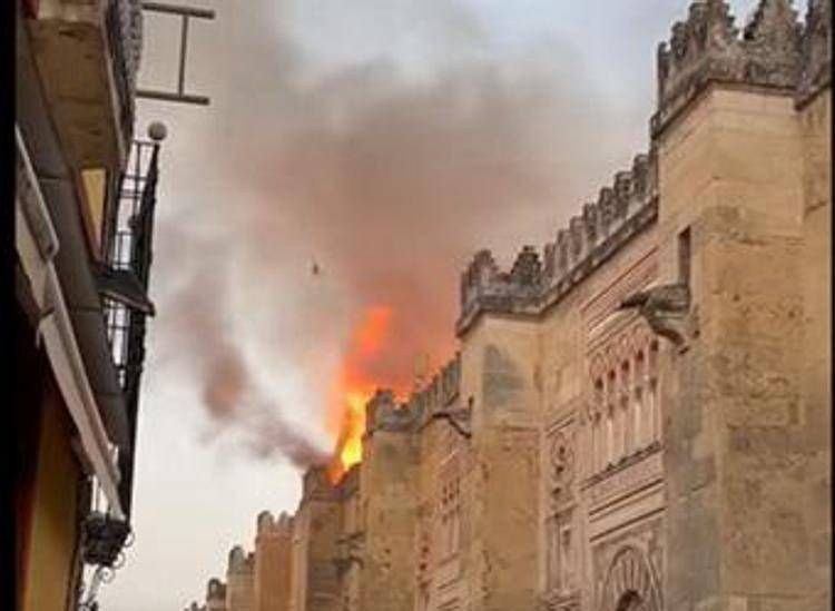 Spagna, domato incendio ex moschea Cordova: "Monumento è salvo"