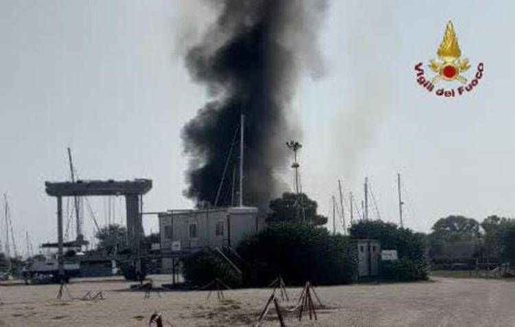 Incendio in un rimessaggio di barche a Ostia, alta colonna di fumo sul litorale romano