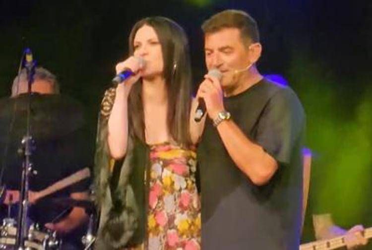 Laura Pausini e Max Giusti sul palco a Gatteo - Instagram /Badavecchina