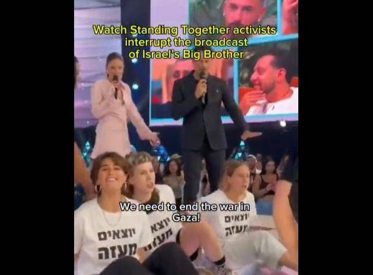 Grande Fratello, la protesta in diretta tv del movimento per la coesistenza ebraico-araba e la giustizia sociale Standing Together - X /Standing Together 