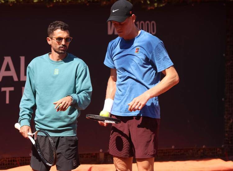 Vagnozzi gli dà indicazioni, Sinner impreca... con se stesso