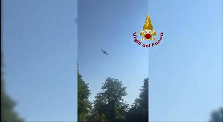 Incendio sul Vesuvio, impegnati 80 vigili del fuoco e 4 Canadair per spegnere le fiamme