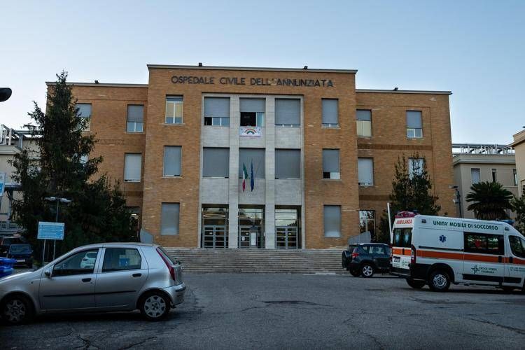 Ospedale dell'Annunziata di Cosenza, dove sono ricoverate 14 persone intossicate dal botulino (Fotogramma/Ipa)