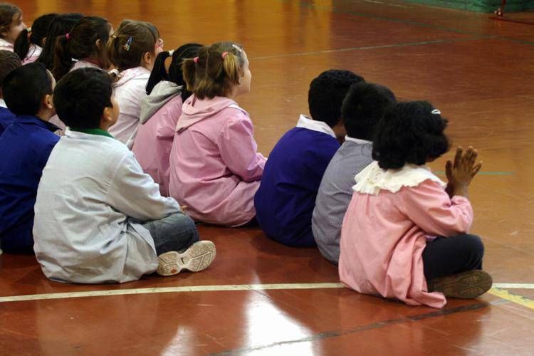 Addio ai grembiuli rosa e blu in un asilo del Senese, Lega protesta: "Messaggio ideologico"