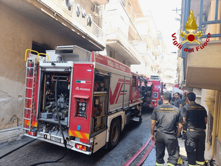 Incendio in deposito nel palermitano