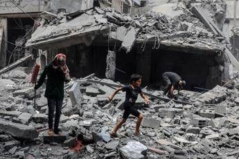 Gaza, Israele lancia 
