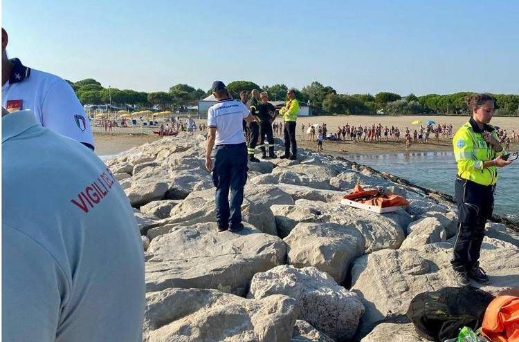 Le ricerche del bambino disperso in mare a Cavallino-Treporti
