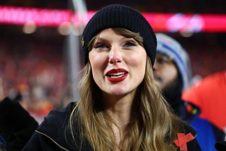 Taylor Swift tornerà con un nuovo album: l'annuncio nel podcast del fidanzato