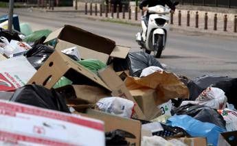 Per chi getta rifiuti dall'auto rischio arresto e multe fino a 18.000 euro: le nuove nor