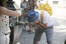 Turista alle prese con il caldo a Milano - Fotogramma /Ipa