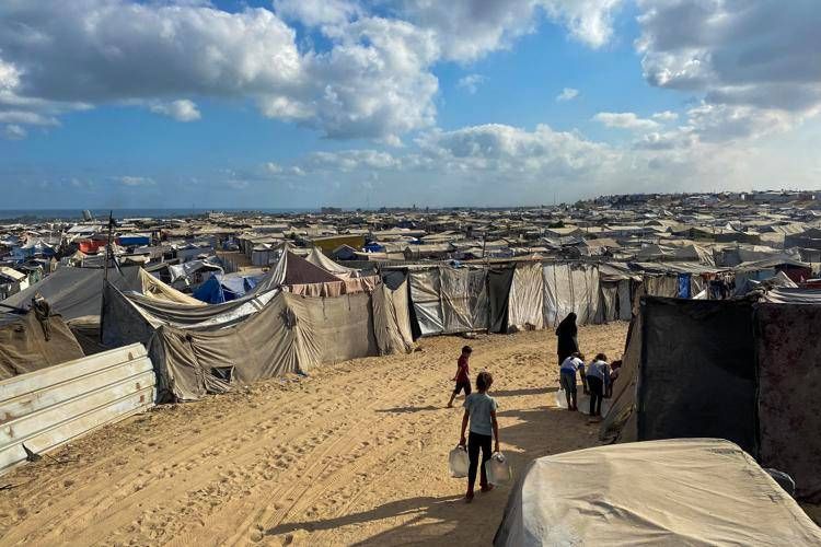 Bambini palestinesi con taniche d'acqua (Afp)