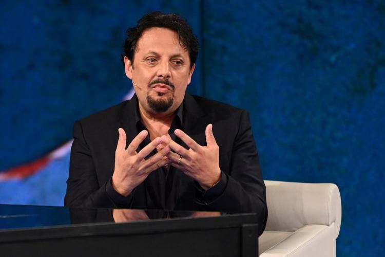 Enrico Brignano ricorda il padre scomparso e...lo aggiorna