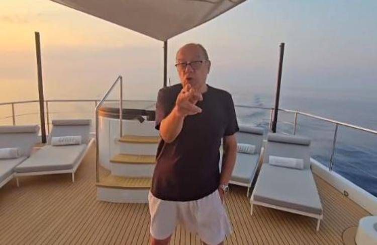 "Mi imbarcai su un cargo...", Verdone e gli auguri di Ferragosto citando Borotalco